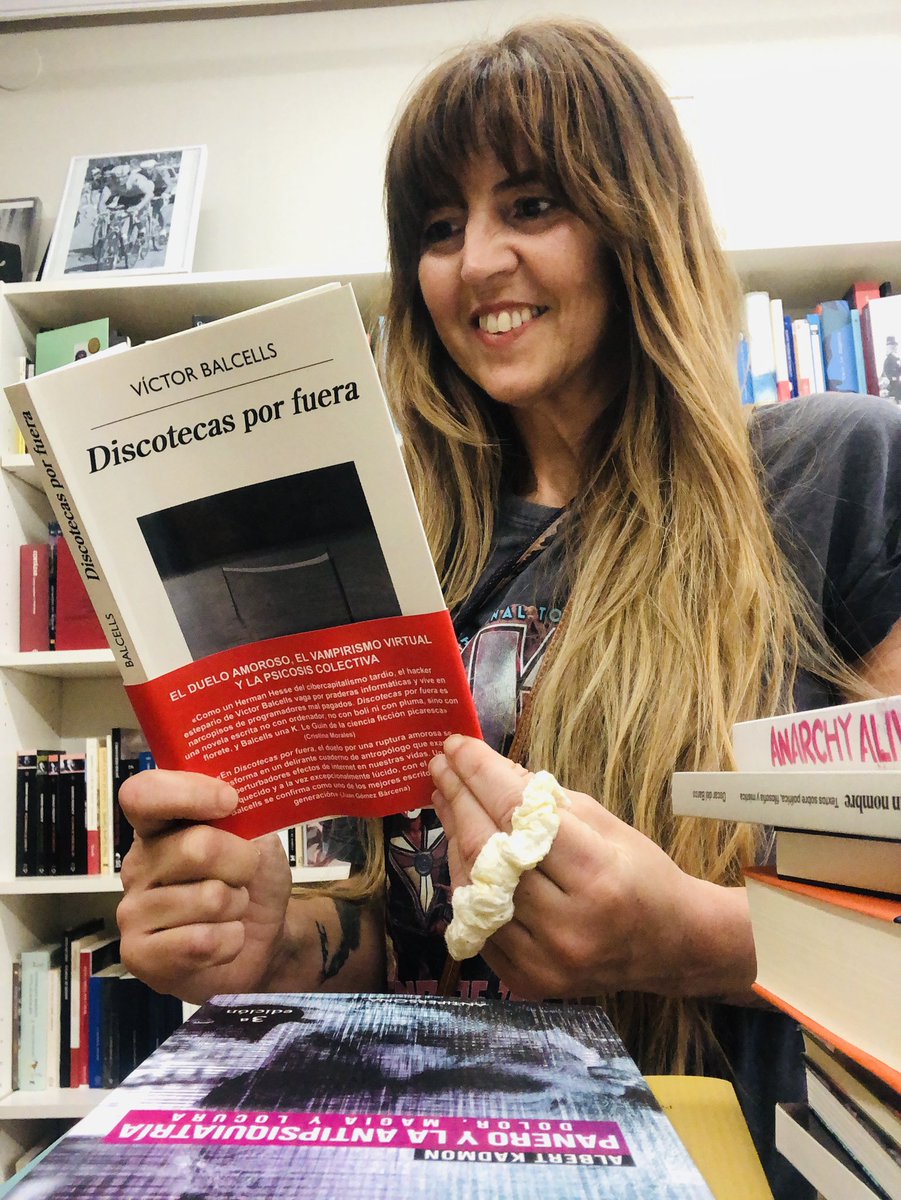 CarlotaSuGar's tweet photo. Apenas leo ciencia ficción, pero #discotecasporfuera se acerca a una realidad que ya está aquí. Una distopía, firmada por @victorbalcells que DA miedo, DA qué pensar, DA ideas terroríficas. DA, pero, sobre todo, QUITA el aburrimiento. Y tú, ¿qué lees? @AnagramaEditor https://t.co/10VU6DAPVR