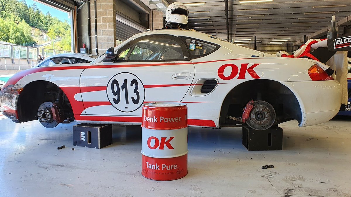 Als Petrolhead is het natuurlijk mooi om bij een race te gaan kijken! Afgelopen weekend was het Spa, diverse mooie wedstrijden, maar de mooiste was toch de Porsche clubrace met deze prachtige Porsche. Natuurlijk met Superplus 98 Pure in de tank. 

#denkpowertankpure #petrolheads