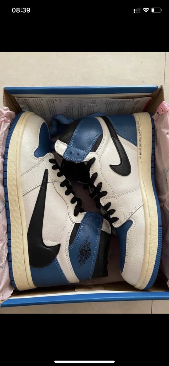 Ivro74's tweet image. Achat impulsif vinted… Au mieux le mec ne sait pas ce qu’il vends, au pire d’ici deux mois vinted me remboursera 🙄😅 j’y crois pas trop mais sait on jamais ! @Sneakerologue me suis fait troler non..? Ps: prix dérisoire…