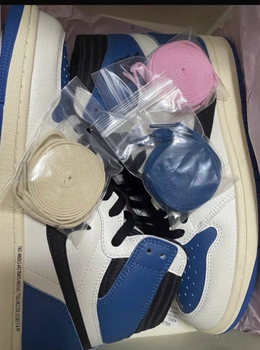 Ivro74's tweet image. Achat impulsif vinted… Au mieux le mec ne sait pas ce qu’il vends, au pire d’ici deux mois vinted me remboursera 🙄😅 j’y crois pas trop mais sait on jamais ! @Sneakerologue me suis fait troler non..? Ps: prix dérisoire…