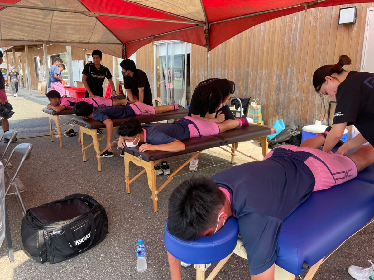 TheStadium6's tweet photo. 和倉ユースにトレーナーブースを出展し猛暑の中で連戦を戦う選手たちのケアをさせていただきました！
さらに学生トレーナーもインターンシップとして選手のケアを担当。
貴重な経験の場となりました！

#和倉ユース #MCCスポーツ #TheStadiuM #スポーツトレーナー #東京医療専門学校 #学生トレーナー https://t.co/ypkXyHcKly