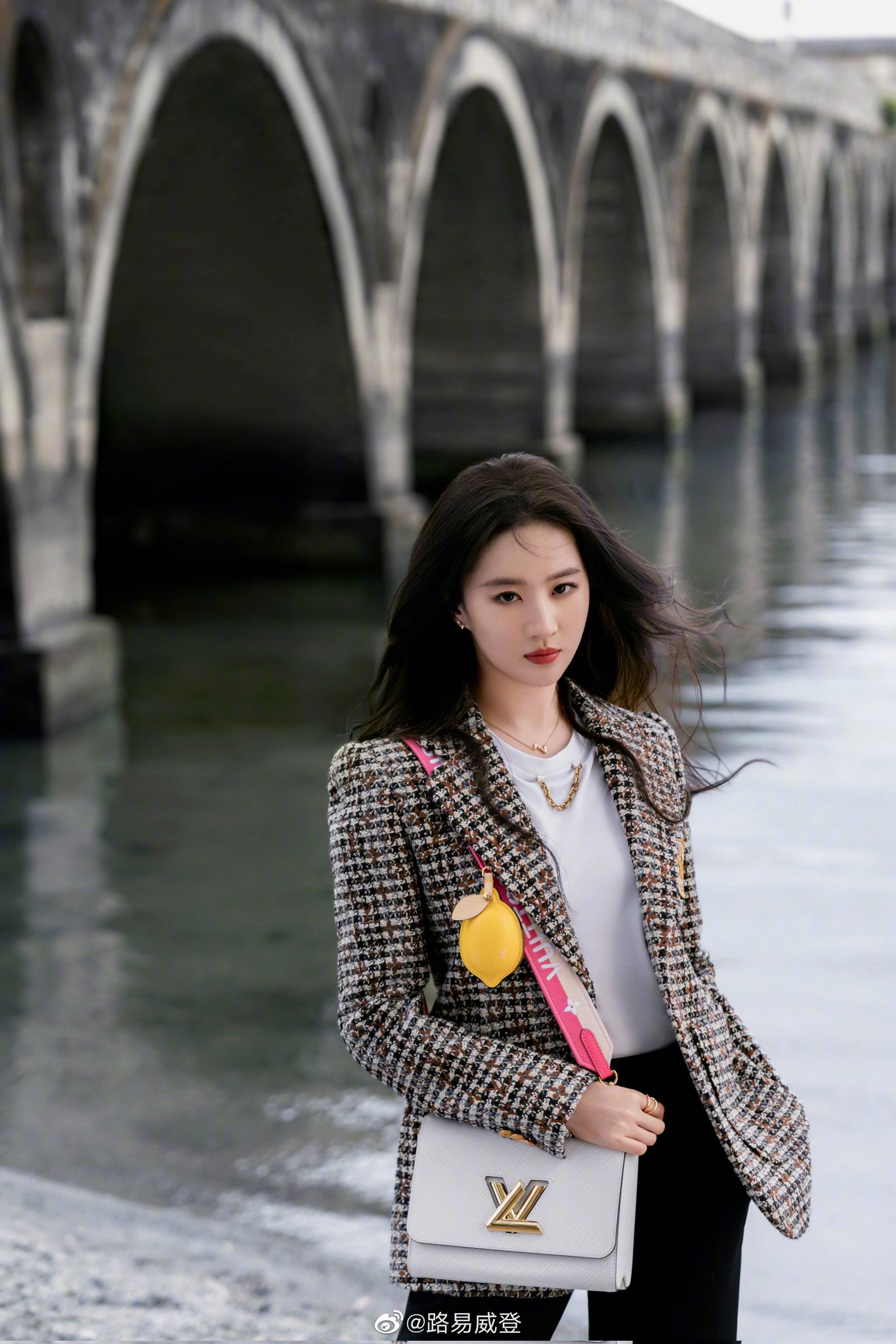 crystal liu yifei 刘亦菲updates on X: [220810] Louis Vuitton weibo updates —  Brand spokesperson #LiuYifei for #LouisVuitton's Twist handbags. —  #刘亦菲#CrystalLiu  / X