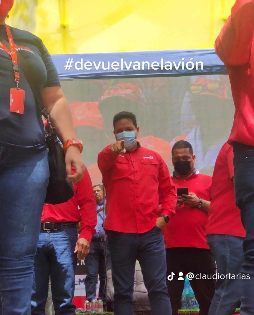 claudiorfarias's tweet photo. Nuevamente junto a nuestro pueblo trabajador en la calle, exigiendo al imperialismo y sus lacayos #DevuelvanElAvión #DevuelvanElOro #DevuelvanCitgo #PorElRescateDeNuestrosBienes #VamosPaLante @rvaraguayan @TransporteGobVe @MpptSava2018 @Corpolg_Oficial @jdurvelle https://t.co/6Qtx6D3kga