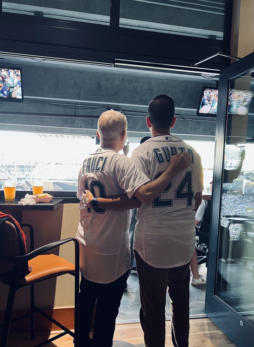 VinGuptaMD's tweet photo. Beers with a legend.

Thank you for your dedication, years of service and selfless example, Dr Fauci. 
⁦ https://t.co/v2buGCScfX