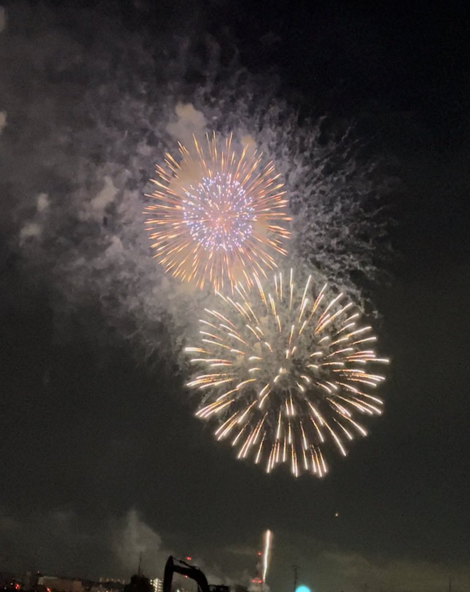 nakata20's tweet photo. おはようございます☀
先日、豊明市の花火大会🎆
観に行きました!
大きく花が咲くような花火🎇
綺麗でした!
15分間のみでしたが、
見応えのある花火🎇が
夜空に咲いていました🌷
#花火 #HANABI #打ち上げ花火
#豊明 #TOYOAKE #豊明市
#Fireworks #綺麗 https://t.co/3LEBthp5MK