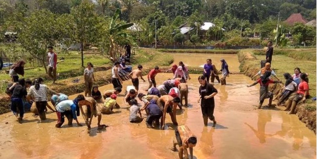 Pembahasan pengembangan desa wisata di Jawa Tengah bersama <a href="/litbangjateng/">Risbang Bappeda Jateng</a> <a href="/Bappeda_Jateng/">Bappeda Jateng</a> <a href="/iptekinjateng/">Inotek Bappeda Jateng</a> terkait potensi desa dan budaya nya untuk menjadi data tarik tersendiri untuk meningkatkan ekonomi desa #JatengGayeng #DesaWisata