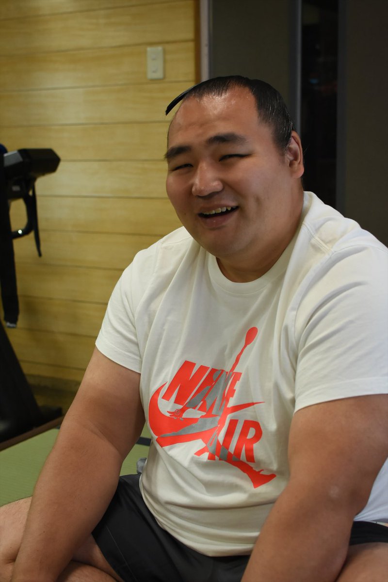 sakiiizuka's tweet photo. 鶴竜親方ハッピーバースデー🎂🎉『日本で力士になるということ 外国出身力士の魂』では、鶴竜親方にもご登場いただいています✨たっぷりの本編はもちろん、コラム「鶴竜親方の外国語習得講座」も必見です👀！
#相撲 #大相撲 #鶴竜 #sumo 

⬇️本の詳細はコチラ⬇️
https://t.co/RliPT4dJi6 https://t.co/3TWF6gb7wf