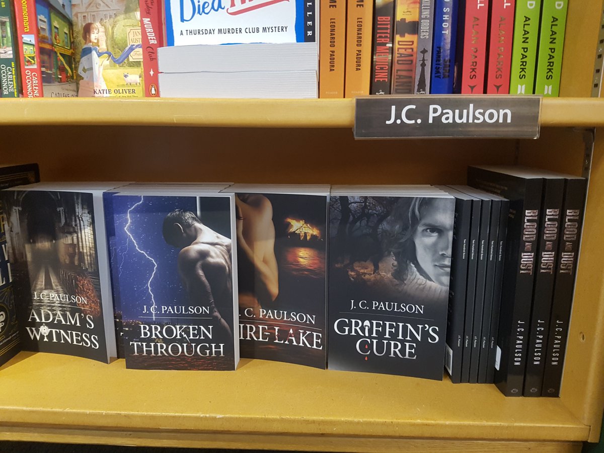 Ooooo I gots my own little name tag on the bookstore shelf WHAT!? 😊😊😊❤️❤️❤️🎉🥳🥳Thank you so much <a href="/McNallySK/">McNally Robinson Booksellers</a> I be so happeeeeee!