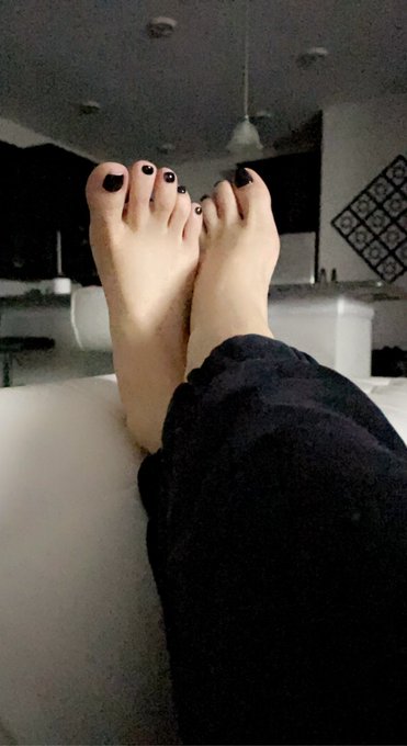 Come suck my night time toes 🌙 https://t.co/aON89gVSR1