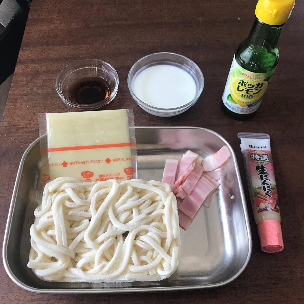 牛乳、とろけるスライスチーズ、レモン汁で作った【レモンクリームうどん】がめっちゃ美味しいです！ 濃厚やのにレモンの酸味がさっぱりでハマる、気づけばまた食べたくなる味🍋先週3回食べました。(ポッカレモン100でOK。レモン無しでもクリームうどんとして美味) フライパン1つで簡単なんで是非！