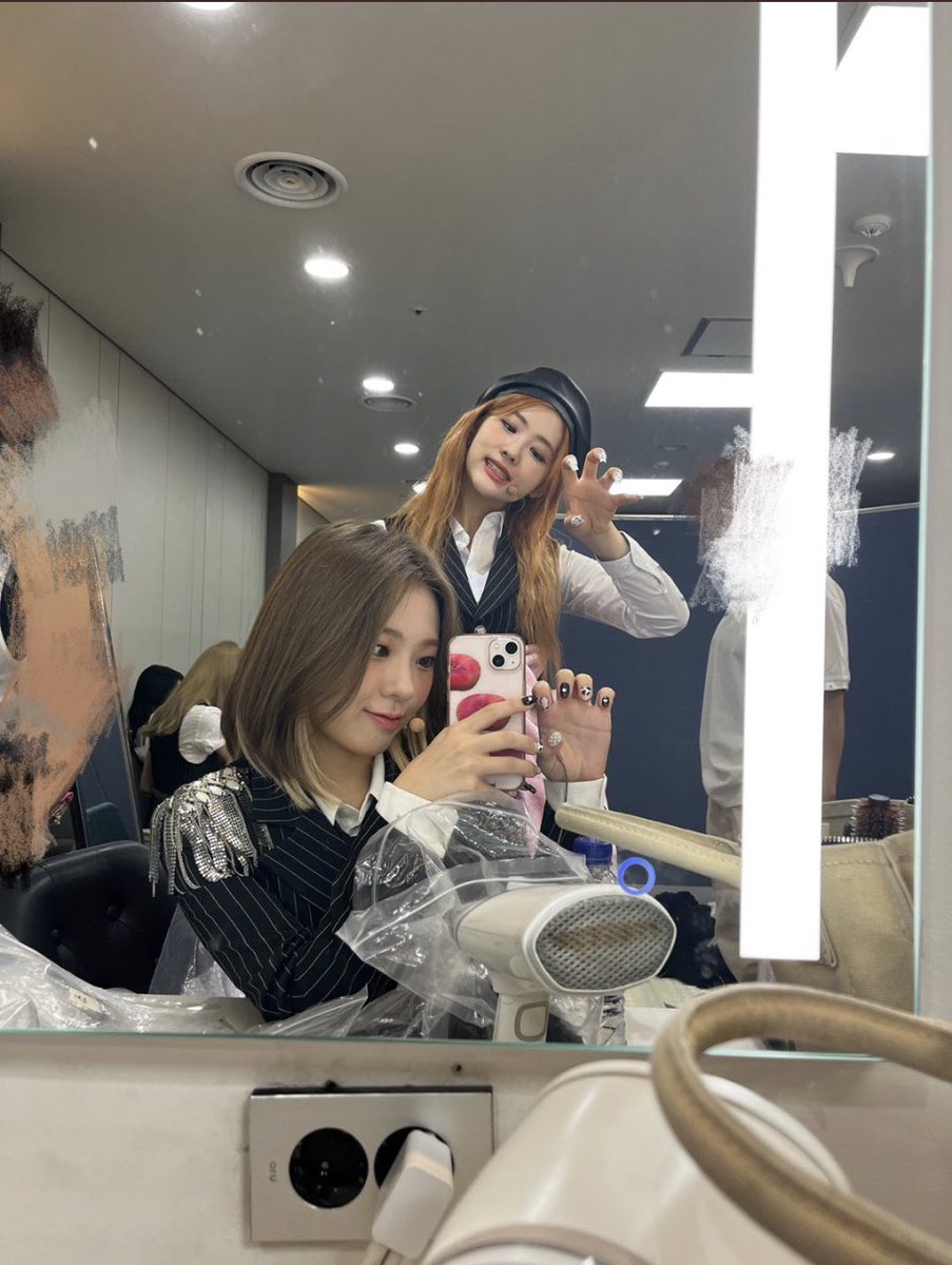 chaerin and Joonie taking a cute photo together 

#ICHILLIN #아이칠린 #채린 #CHAERIN  #JOONIE #주니