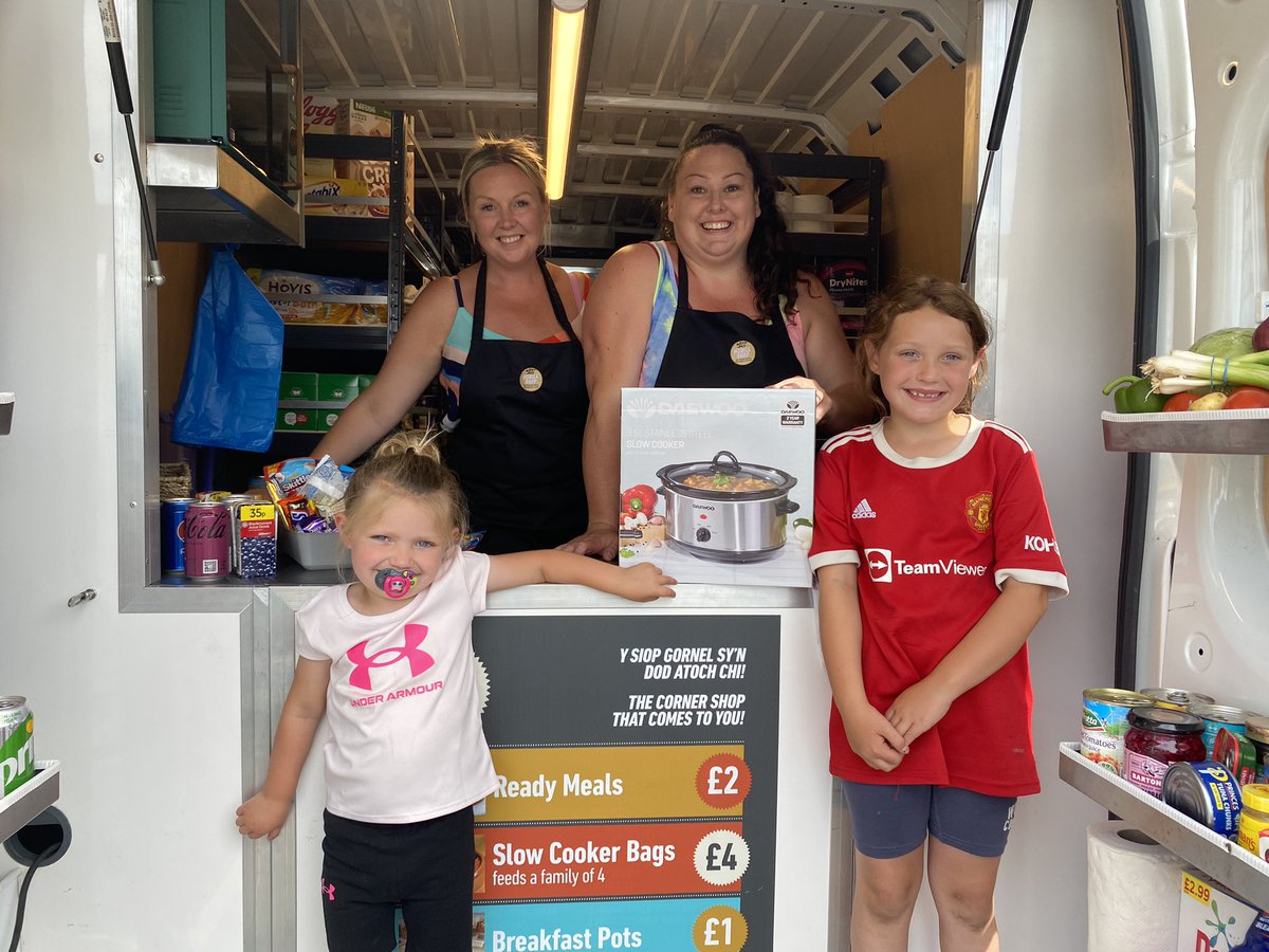 CanCookWellFed's tweet photo. Regular customers of our #mobileshop have the opportunity to take home a free #slowcooker - yesterday another 4 slow cookers were given out. Each family also took home a slow cooker bag, complete with ingredients, recipe card and our special spice mix. Perfect !! https://t.co/F5qOpViUzV