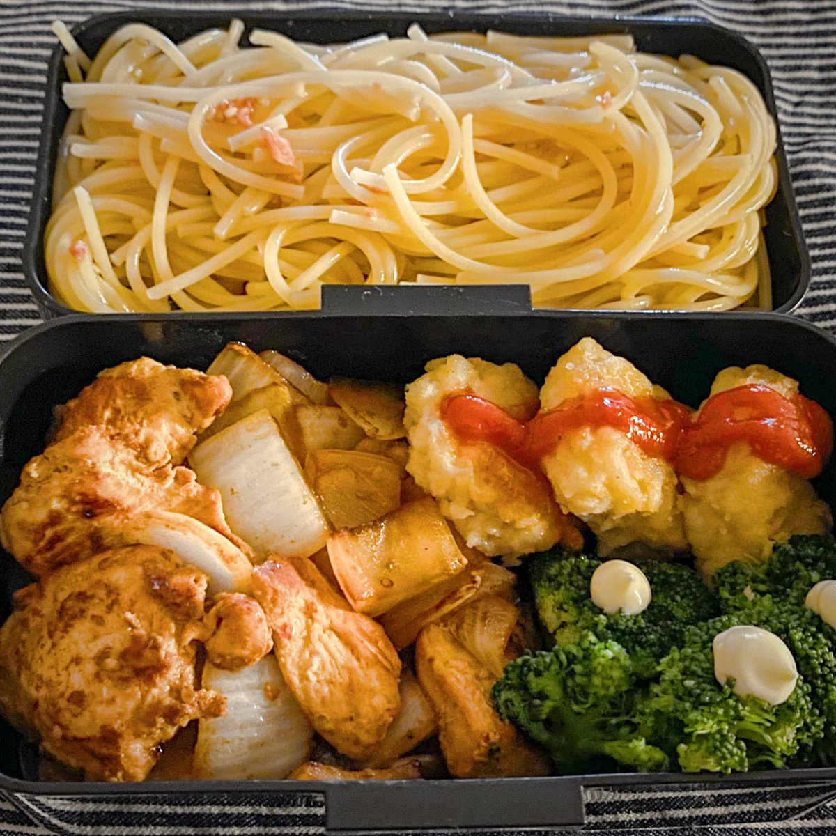 shooooonosu's tweet photo. 156回目弁当。
妻の腰は日に日に悪化しているようで実家にサポートいただいてます。治るまで大変そうだ。なんとか回復できますようにლ(╹◡╹ლ)
#鶏むねみそ野菜炒め
#チキンナゲット
#お弁当記録 https://t.co/3R7IhvqXqQ