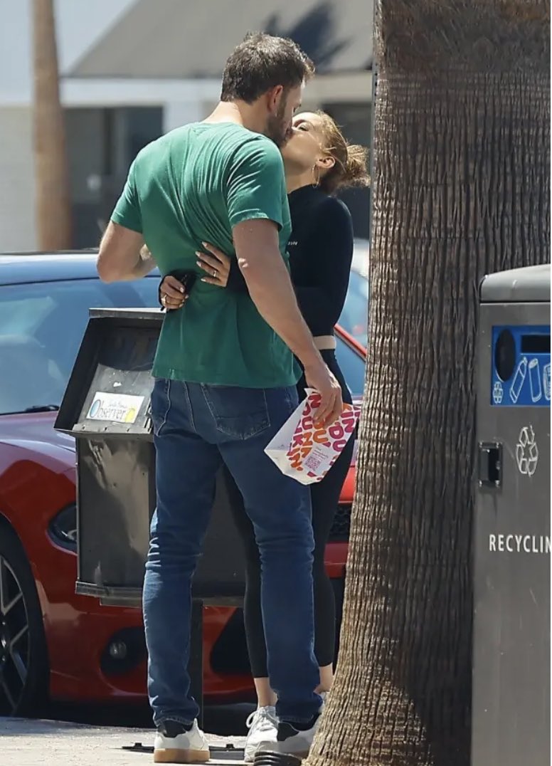hharleesantos's tweet photo. Ben Affleck with the two loves of his life JLo and Dunkin https://t.co/RAIpkze2Is