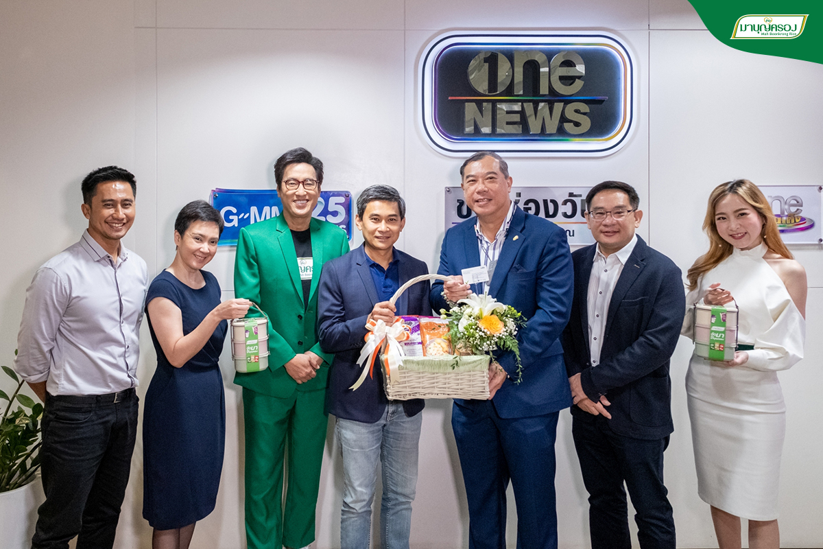 mbkrice's tweet photo. ผู้บริหารข้าวมาบุญครองควงแขน “พี่แท่ง” แบรนด์แอมบาสเดอร์ข้าวมาบุญครอง เดินสายเยี่ยมและขอบคุณสื่อ รายละเอียด https://t.co/5VaUqZCbsS

#ข้าวมาบุญครอง #mahboonkrongrice 
#RicestyleforAllLifestyle #RiceStyle #Lifestyle 
#ให้มากกว่า #เต็มที่ได้มากกว่า #พิเศษมากกว่า #แท่งศักดิ์สิทธิ์ https://t.co/ANKVuWkqmI
