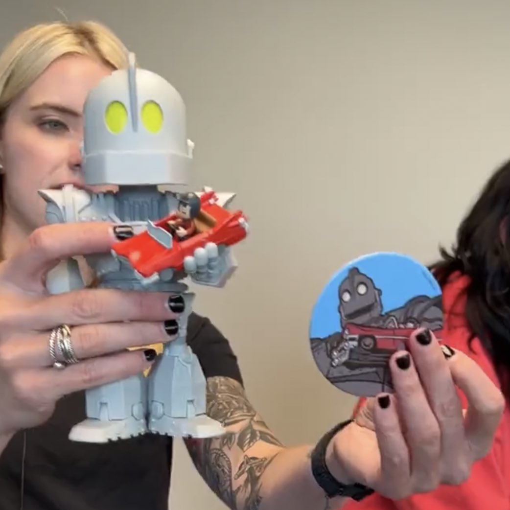FunkoPOPsNews's tweet photo. Soda comparison! Here’s a look at She Hulk VS Iron Giant. Also a look at the new larger pog! Both seem to be about 2x the size of standard sodas and pogs ~ #FunKon #FunKon2 #FunKonII #FPN #FunkoPOPNews #Funko #POP #POPVinyl #FunkoPOP #FunkoSoda https://t.co/8ohSqwUJxD