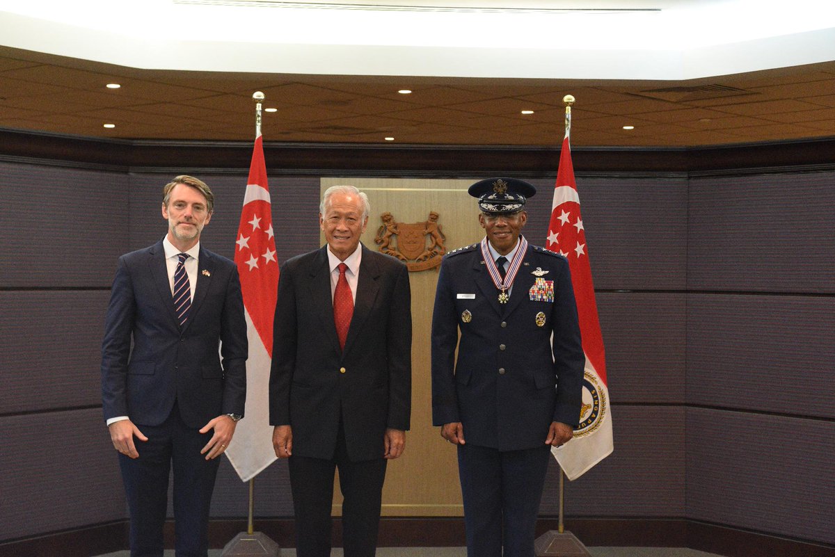 My deepest appreciation to @Ng_Eng_Hen, Lt Gen Melvyn Ong, & @TheRSAF Maj Gen Kelvin Khong for the outstanding visit to Singapore. The @USAirForce is committed to enhancing our bilateral defense relationship. @RedWhiteBlueDot @PACAF @mindefsg af.mil/News/Article-D…