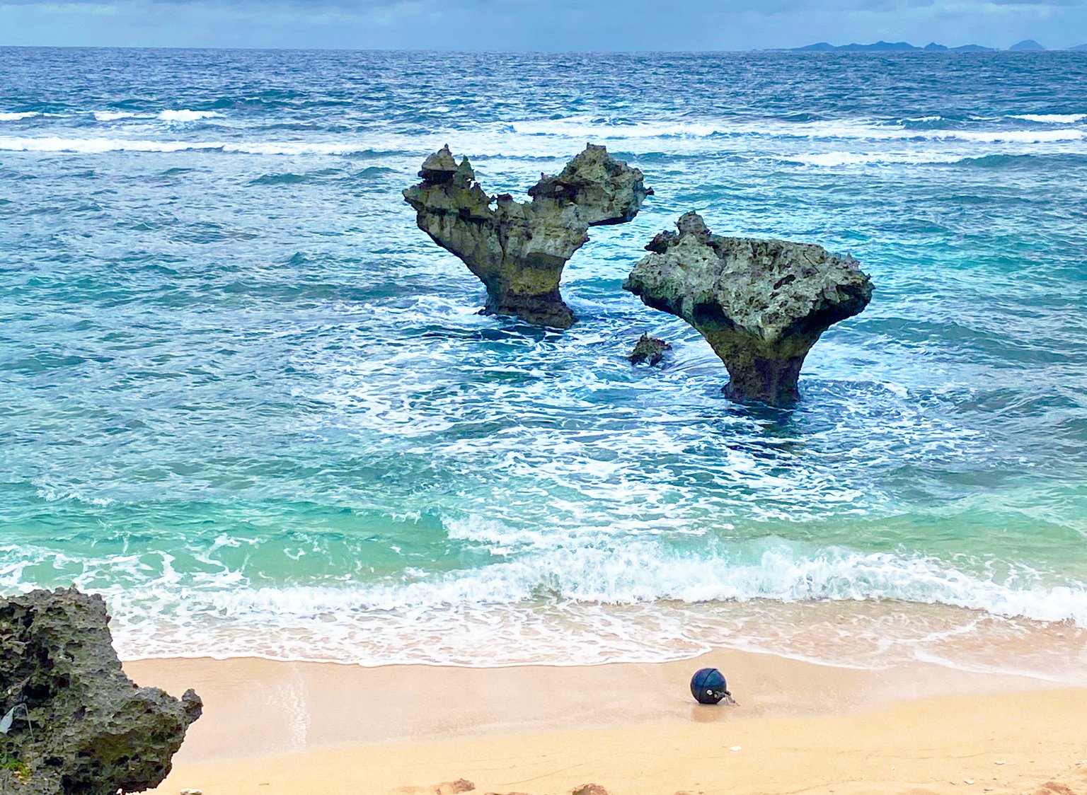 オリオンビール 公式 今日は ハートの日 ということで 沖縄本島北部の古宇利島のティーヌ浜にあるハートロックと呼ばれる岩がこちらです 古宇利島は別名 恋島 と言われ恋人達の聖地なんですって T Co Hlvij31b3v Twitter
