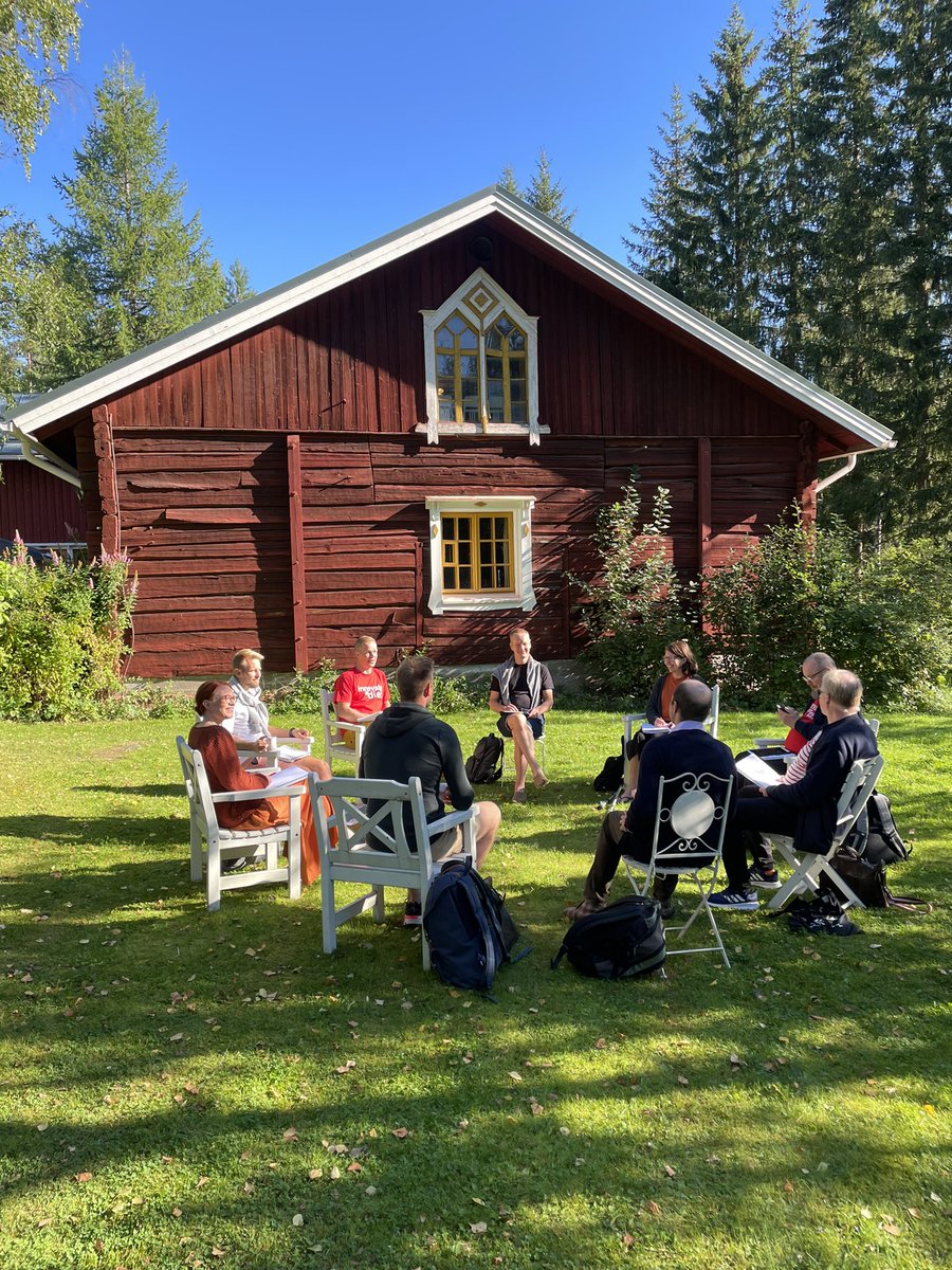 Mikä on oikeasti tärkeää? Sinulle itsellesi ja tiimillesi. 

Dialogi. Henkilökohtainen oppimissopimus. Tiimisopimus. Yhteisen tekemisen virtaus. Tietoteorian pyörä alkaa pyöriä: dialogi ja tekemällä oppiminen. Toisilta oppiminen. #tiimioppiminen