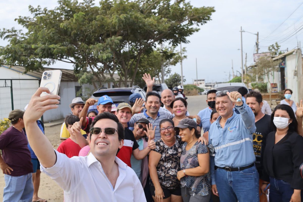 juanfranciscoNH's tweet photo. Contentos junto a los vecinos 👨‍👩‍👧‍👦 de Costa Azul, supervisamos el inicio de los trabajos de iluminación💡en su barrio. ¡Obra esperada por años!

En Manta @CNEL_EP ha ubicado más de 4mil luminarias llegando a 100 barrios. Nuestro presidente @LassoGuillermo cumple ✅ con Manabí. https://t.co/I3l48ZQO9r