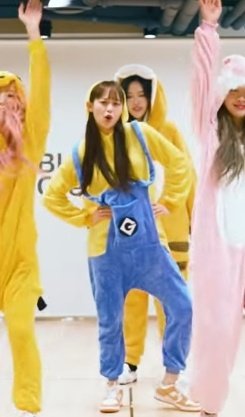 chuuchootrainn's tweet image. i live for chuu minion i breathe chuu minion chuu minion is my everything