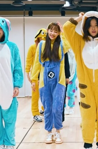 chuuchootrainn's tweet image. i live for chuu minion i breathe chuu minion chuu minion is my everything