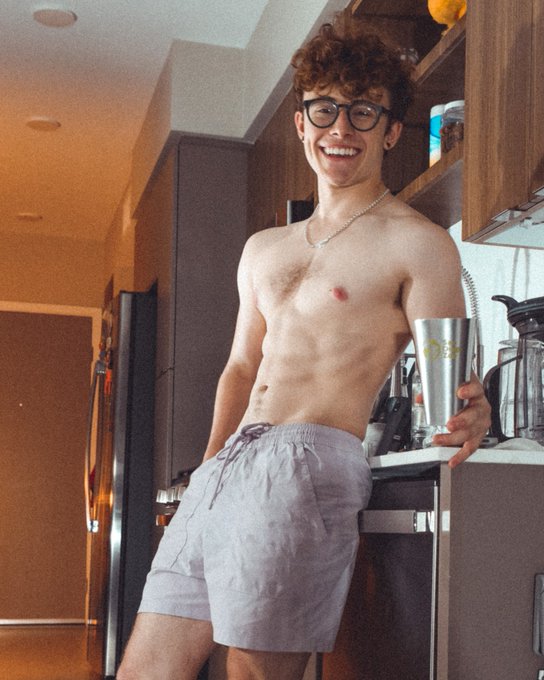 Hot tub and smoothie anyone? https://t.co/n4sxXGoe7C