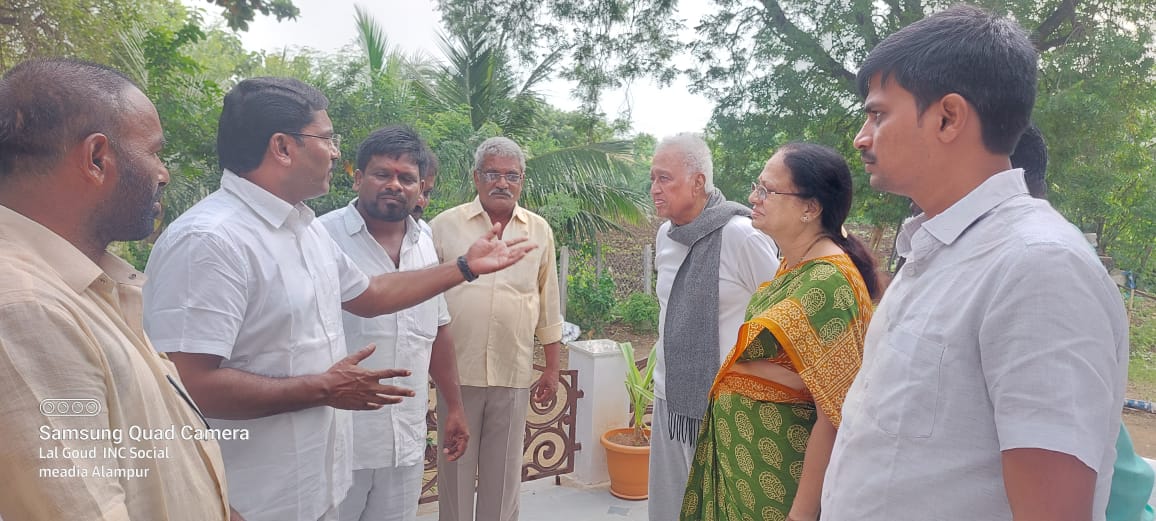 SampathKumarINC's tweet photo. Had a "Meet and Greet" with @srsuravaram ji at his residence who is the former national secretary for @cpofindia. @INCTelangana leaders from #Alampurassembly have participated in the meeting

@INCTelangana https://t.co/q6z1hXbXOd