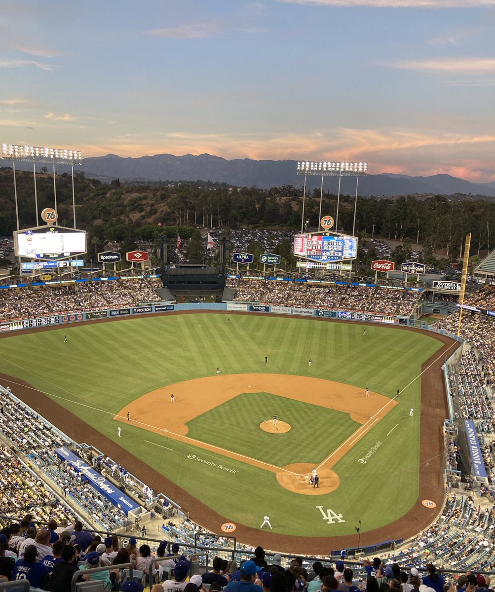 itsjessica's tweet photo. It’s time for Dodger baseball! Watching the boys in blue ⚾️ @Dodgers #dodgers #mlb #LosAngeles https://t.co/CAILqpfg50