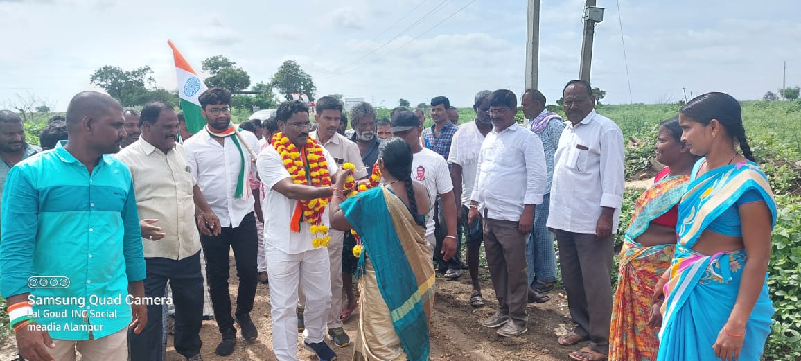 SampathKumarINC's tweet photo. As a part of #AzadiKaGauravYatra Day 02
People of #alampurassembly are highly unsatisfied with the central and state govt. Hikes of Taxes, #PetrolDieselPrice https://t.co/wwBGaz41xr