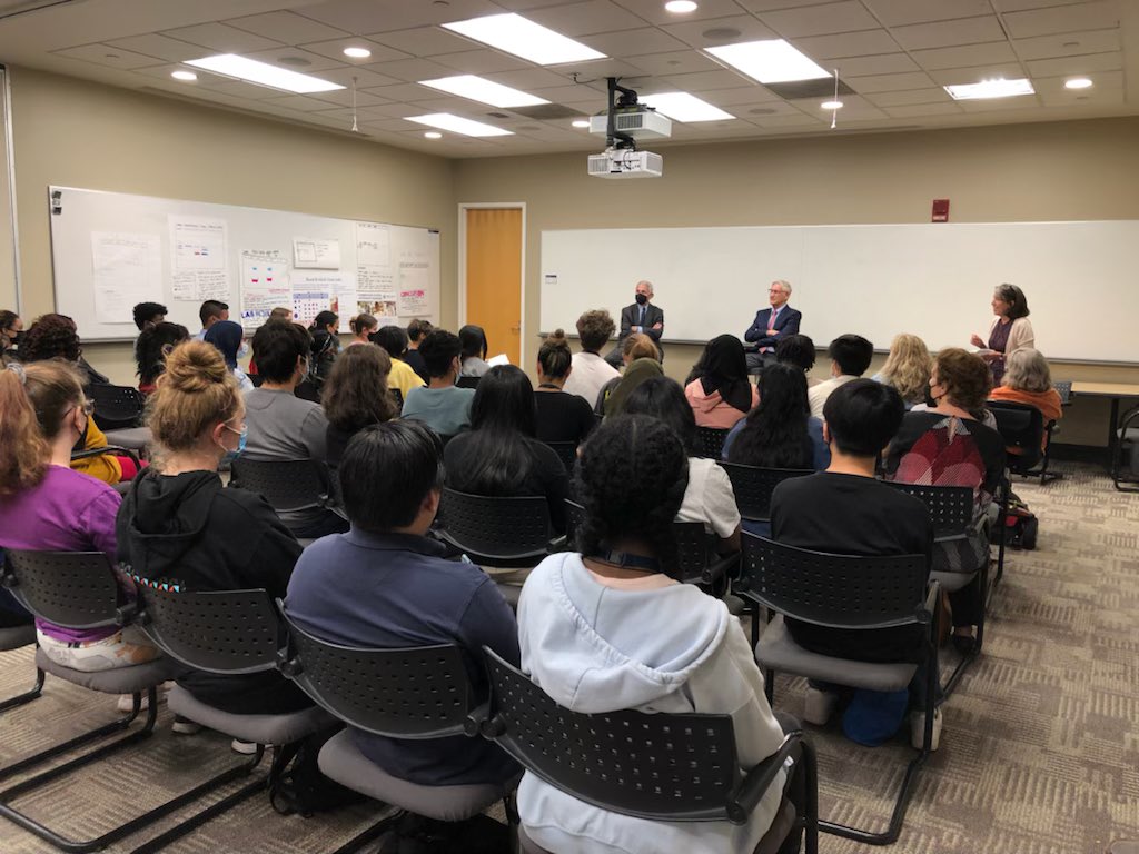 SciEdHutch's tweet photo. High school students from our @NCICRCHD YES R25 Explorers program &amp; our Summer HS Internship Program @fredhutch had the amazing opportunity to meet Dr. Fauci in person today and to ask him questions (and pose for some selfies too)! https://t.co/QUuozIYhtn