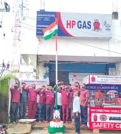 MEDURISRINIVAS2's tweet photo. Har Ghar Tiranga Campaign - Display of National Flag at all HPCL LPG Distributors under Vijayawada LPG RO, AP @HardeepSPuri @PetroleumMin @HPCL @anujjain1906 @GLNaidu3 @Rg03Goel @VAIDICKA @AbidKhadri @Avinashhpcl https://t.co/ggBvvbDnAe