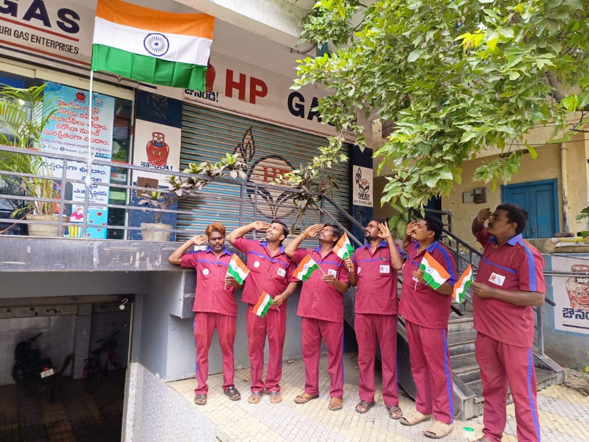 MEDURISRINIVAS2's tweet photo. Har Ghar Tiranga Campaign - Display of National Flag at all HPCL LPG Distributors under Vijayawada LPG RO, AP @HardeepSPuri @PetroleumMin @HPCL @anujjain1906 @GLNaidu3 @Rg03Goel @VAIDICKA @AbidKhadri @Avinashhpcl https://t.co/ggBvvbDnAe