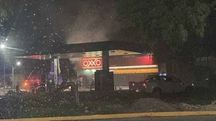 DiariodeMorelos's tweet photo. #AlMomento
🚨Esta noche en #Guanajuato, se reporta una jornada violenta con la quema de vehículos y tiendas de conveniencia en varios puntos de #Celaya e #Irapuato https://t.co/gYFXdJxdtU