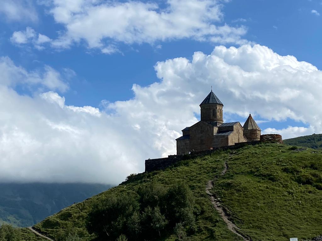 eL_REF_'s tweet photo. Klasztor #Sameba 2170 mnpm
#Kaukaz oczami atramentowej. Wulkan który ostatnio aktywny był 6tys lat temu coraz bliżej 🏔️ #Góry #Outdoor #OdważnaDestynacja https://t.co/7CaXjBOm5i