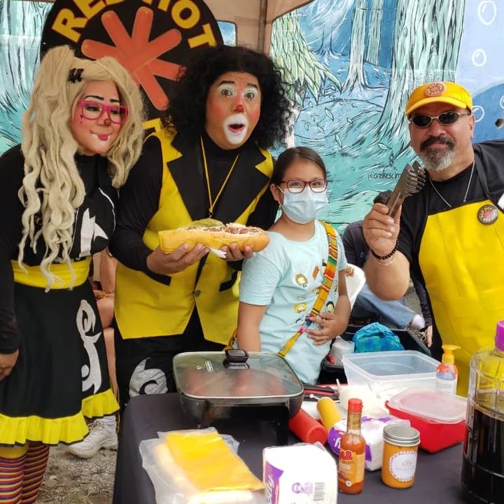 JeremiasHelmut's tweet photo. En #PaloSantoFest, estuvimos con los #MegaDog de #RedHotChiliDog, mi emprendimiento...
#HelmutJeremias https://t.co/fyQlrFNtWj