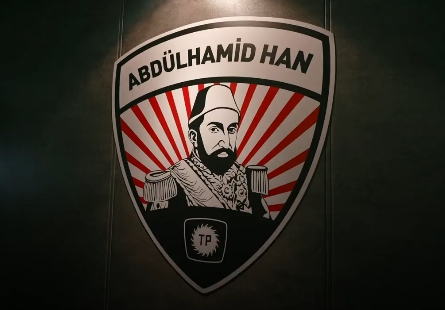 Türk gemisine Abdülhamid adını vermek Türk denizciliği ile alay etmektir. Teslim aldığı dünyanın en büyük 3. donanmasını Haliç'e bağlayıp çürüten bu zattan ötürü halk kendi parasıyla 1909'da Donanma Cemiyeti'ni kurup sivil bağışlarla donanmamızı güçlendirmeye çalışmıştır.