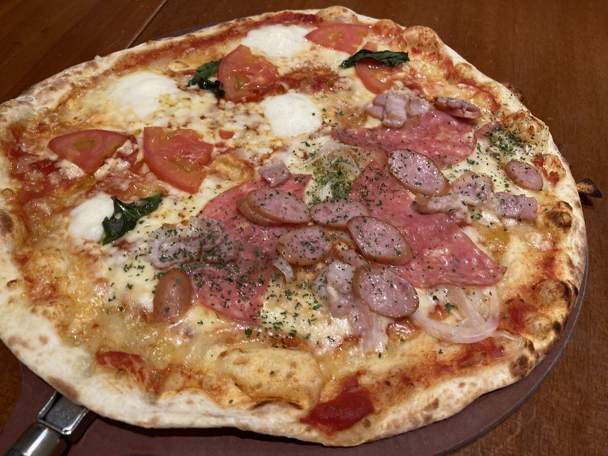 お昼に食べたピザとバスクチーズケーキ。チーズケーキは焦げ目が香ばしくて美味 