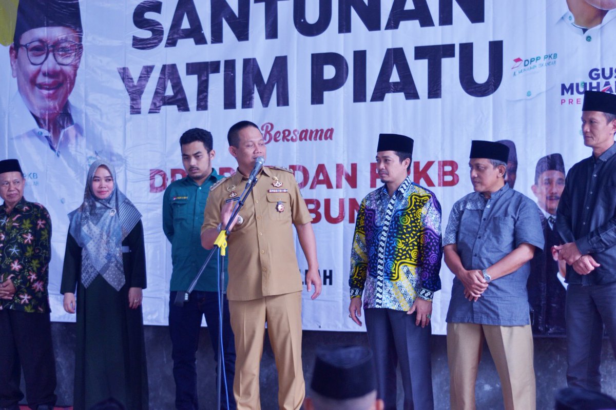 Santunan yatim piatu di kantor DPC PKB Kebumen bersama Fraksi PKB dan Bupati Kebumen
<a href="/cakimiNOW/">A Muhaimin Iskandar</a> 
<a href="/DPP_PKB/">DPP PKB</a> 
<a href="/EmHasanuddin/">M Hasanuddin Wahid</a> 
<a href="/pkbjawatengah/">DPW PKB Jateng</a>
