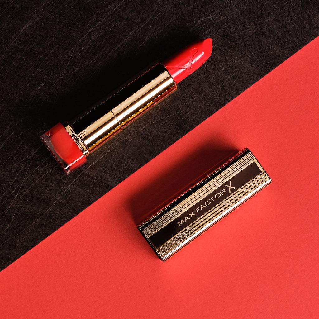 ExpressMolla's tweet image. Lips never looked so good👄 
Try Colour Elixir Lipstick in Ruby Tuesday and experience the unique formula infused with a blend of 60% emollients, conditioners, antioxidants, and vitamin E for an instant rush of color and moisture