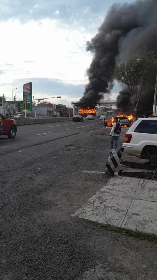 ambitosmx's tweet photo. ¡COMO DE PELÍCULA! Pánico en la zona metropolitana de #Guadalajara…
Tras un enfrentamiento entre las fuerzas del orden y sujetos relacionados a la delincuencia organizada, se registraron bloqueos y quema de vehículos. https://t.co/csVe3lRzpQ