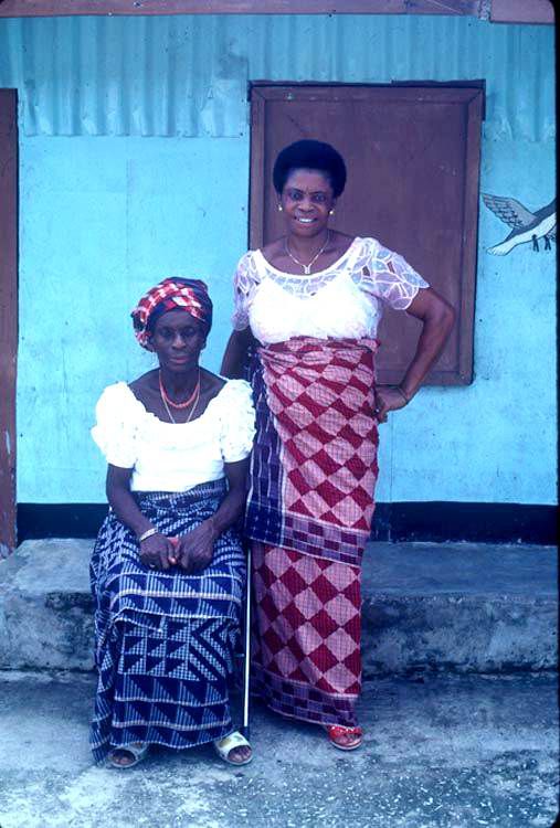 Paperclip_In's tweet image. How a humble piece of fabric from colonial Madras became a symbol of the sacred way of life for a tribal community in West Africa. A thread. 1/14
