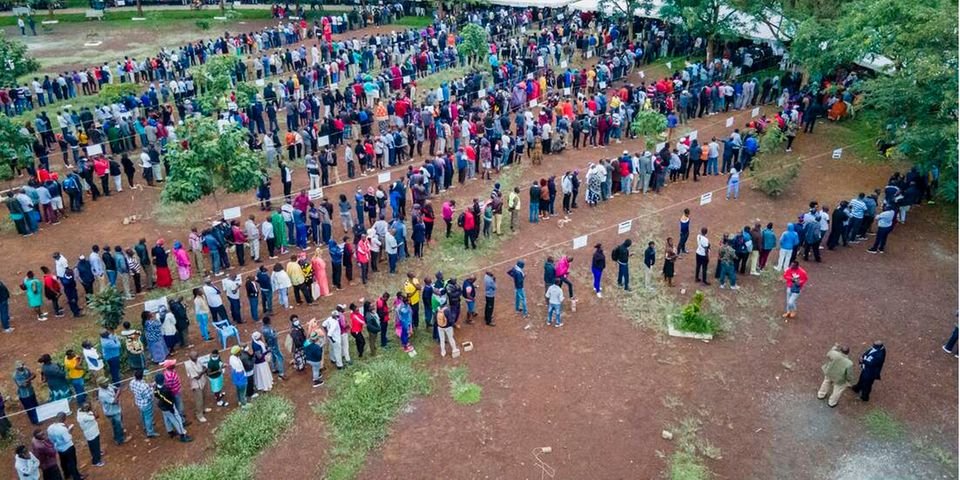 zimlive's tweet photo. 🚨#LessonsFromKenya: Electronic voter identification kits malfunctioned in parts of the Kenya, causing delays in voting and prompting the electoral commission to authorise the use of the manual register in some regions. Some voters were confused amid worrying concerns. https://t.co/k8LmRkheLS