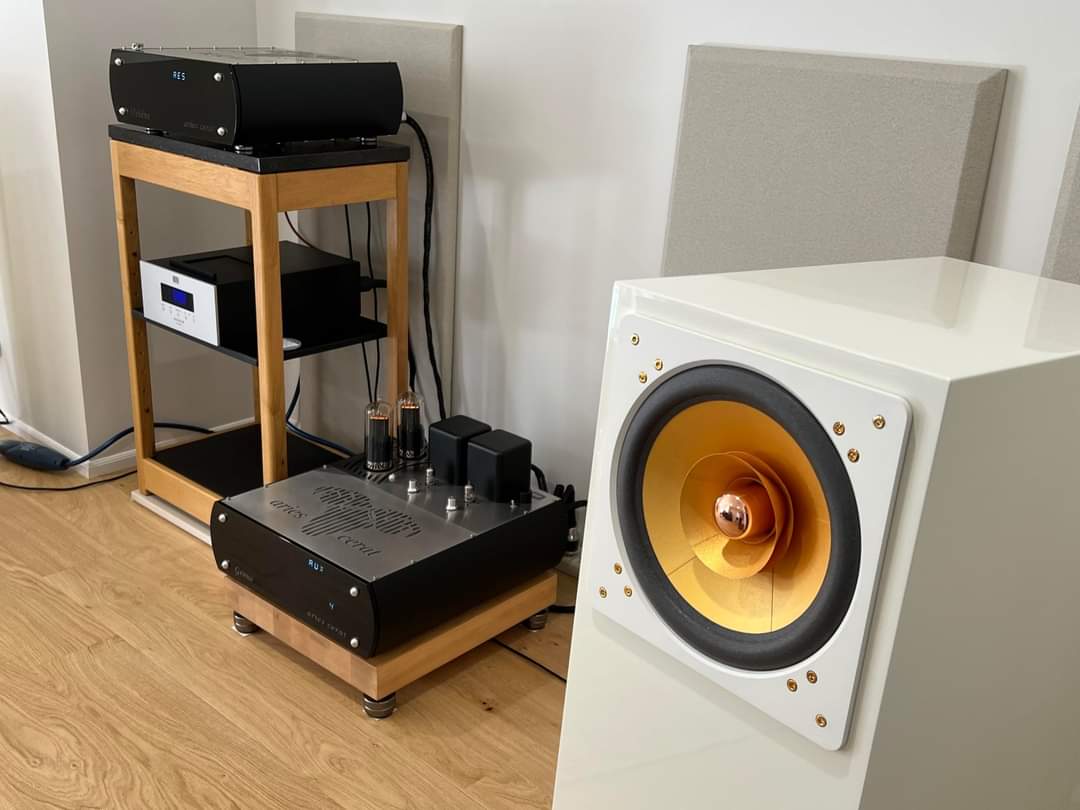 Berny2876's tweet photo. The #AriesCerat Genus integrated amplifier and matching Helene Dac are now set up with the #CubeAudio Nenuphar loudspeakers. https://t.co/viaROAPUYZ