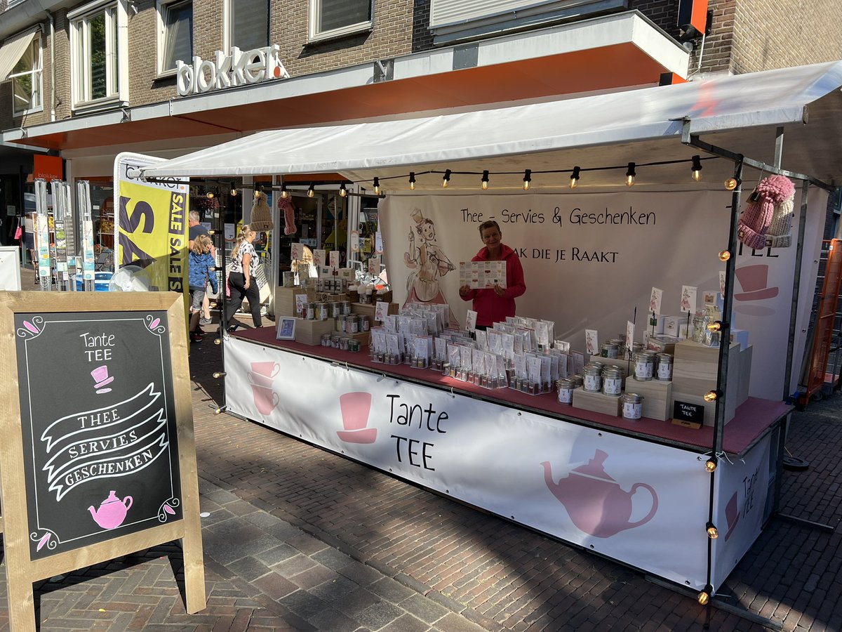 Dinsdag: Team Tante TEE startklaar op de Eibertjeszomermarkt in Nunspeet. Een zonnige dag vol bijzonder leuke mensen die vol enthousiasme de Theegeschenken aan zichzelf gaven of aan een ander. Trots op het team - 🌷Liefs Tante TEE #thee #theemeteenverhaal #smaakdiejeraakt