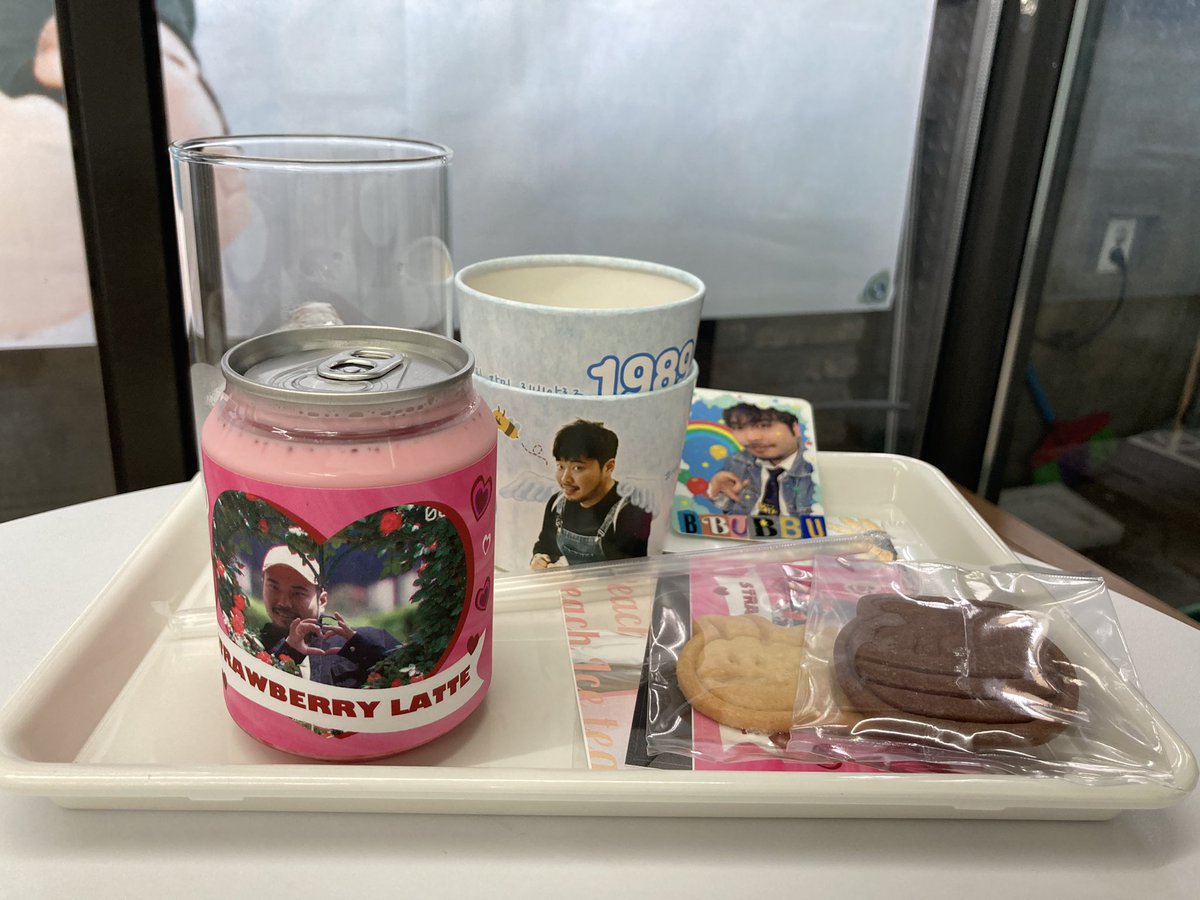 생일카페 2일차!

맛있는 음료도 드시고 필립님으로 꾸민 공간도 즐겁게 구경하고 가세요🤗🤗 오늘은 6시까지 운영하오니 이용시간에 착오 없으시길 바랍니다🫶
