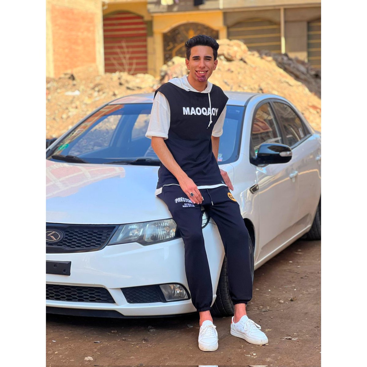 اللي شايف نفسه فوق. احنا شايفينه من فوق😉