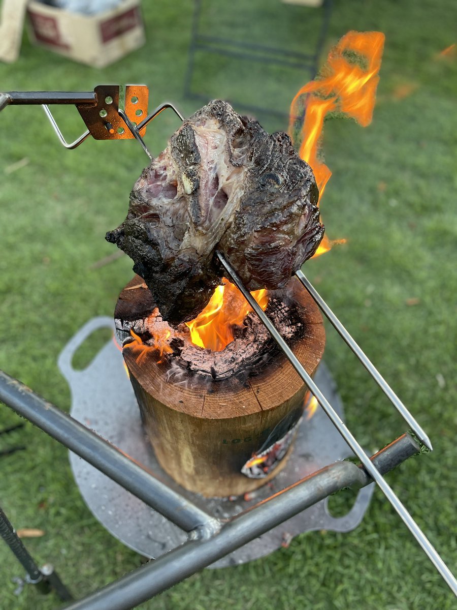 gureisucamp's tweet photo. いつかやってみたいなを実現‼︎

憧れていた漫画の様なお肉の豪快焼き🍖

#ログストーブ　でやってみました❤️

片方の串に通し忘れてるけど回���たので良いでしょう😂👏
完璧じゃなくても良い❤️美味しければ✨
味は柔らかく美味でした😋🍴

このお肉を焼く機械もレンタル可能です。
詳しくはDMまで📨 https://t.co/koNnmjtKn2