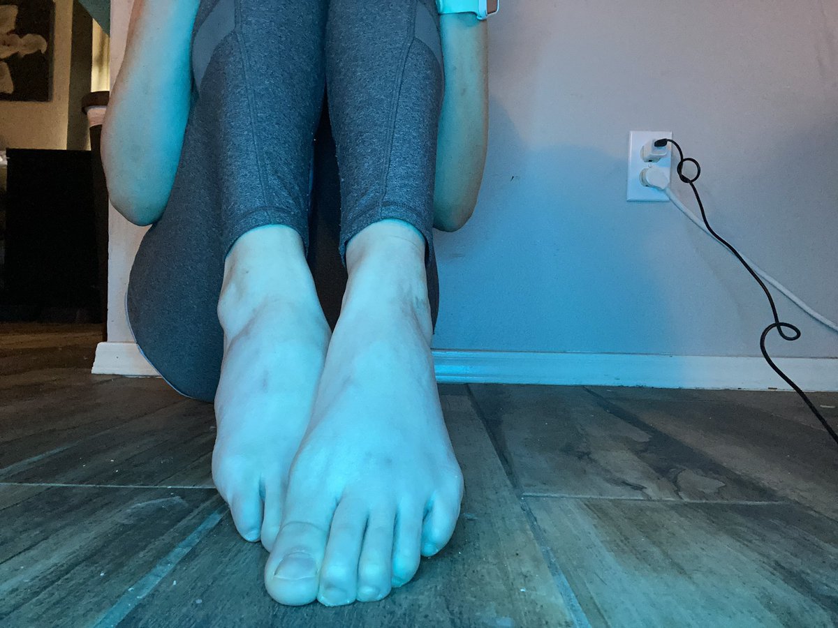 BarefootPrincss's tweet photo. “Ive been gone for a minute but I’m back now. Sit the fuck back down.” 😈 back and ready to make you piggies squeal 😈 findom  domme  goddess  paypigs $end  @rt_feet @rtfindom_feet https://t.co/gXs4bUQKU5
