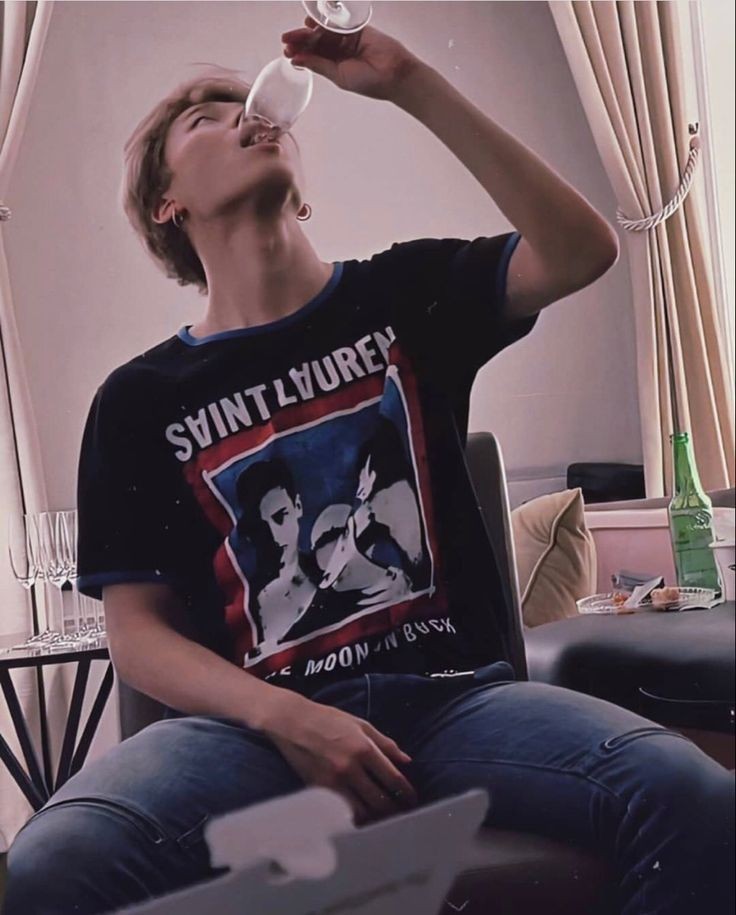 เสื้อตัวนี้มันมีไรวะ ใส่แล้วฮอตชิบหายเลยพ่อกุ